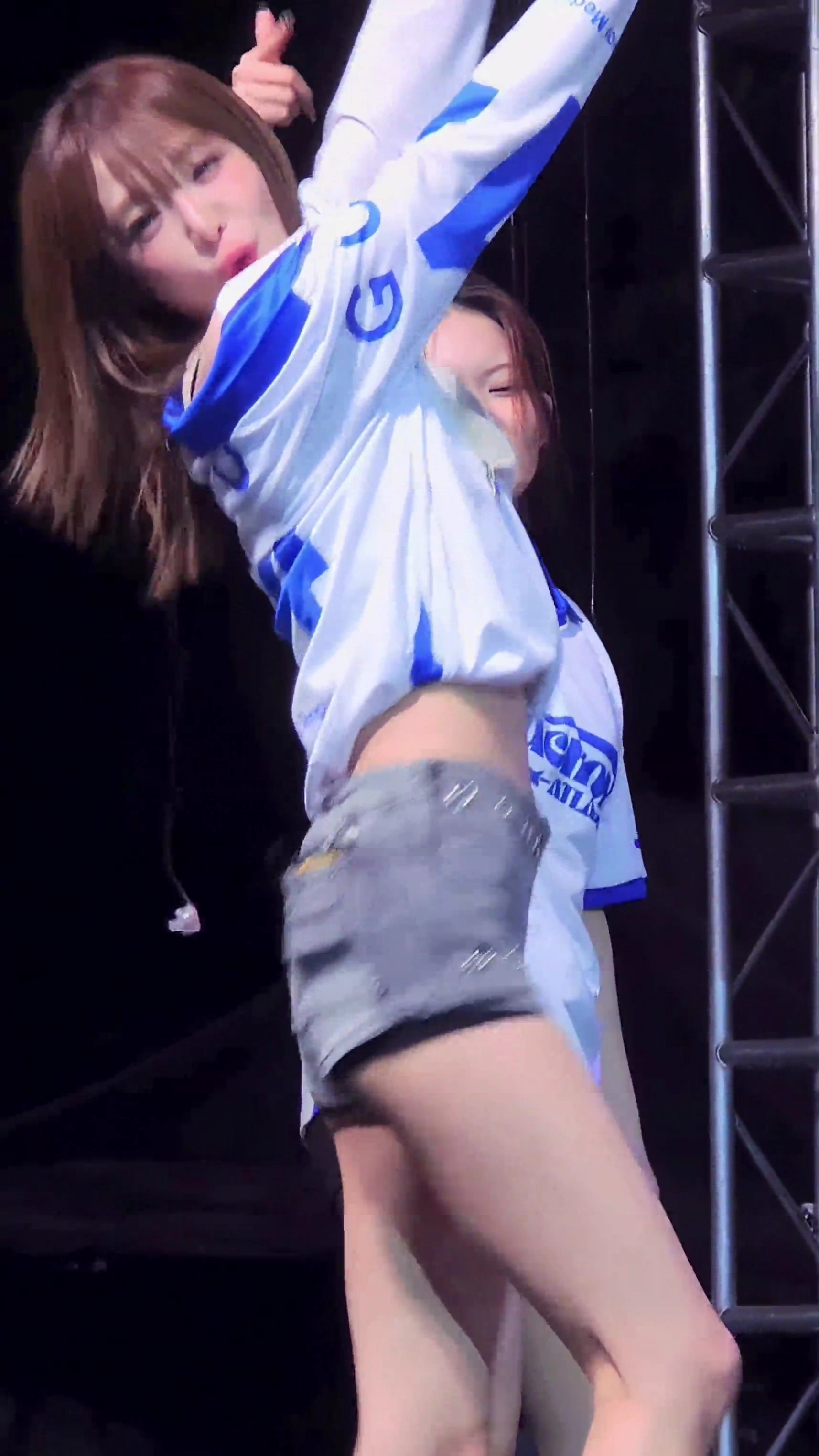 최예나 엉밑살 대학축제 청핫팬츠에 찍힌 리얼 뒤태