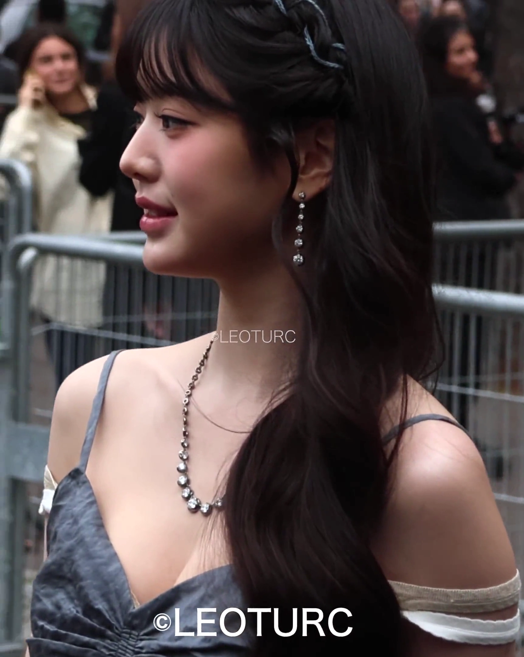 장원영 가슴골 노출 미우미우 행사 공주님 비주얼 직캠