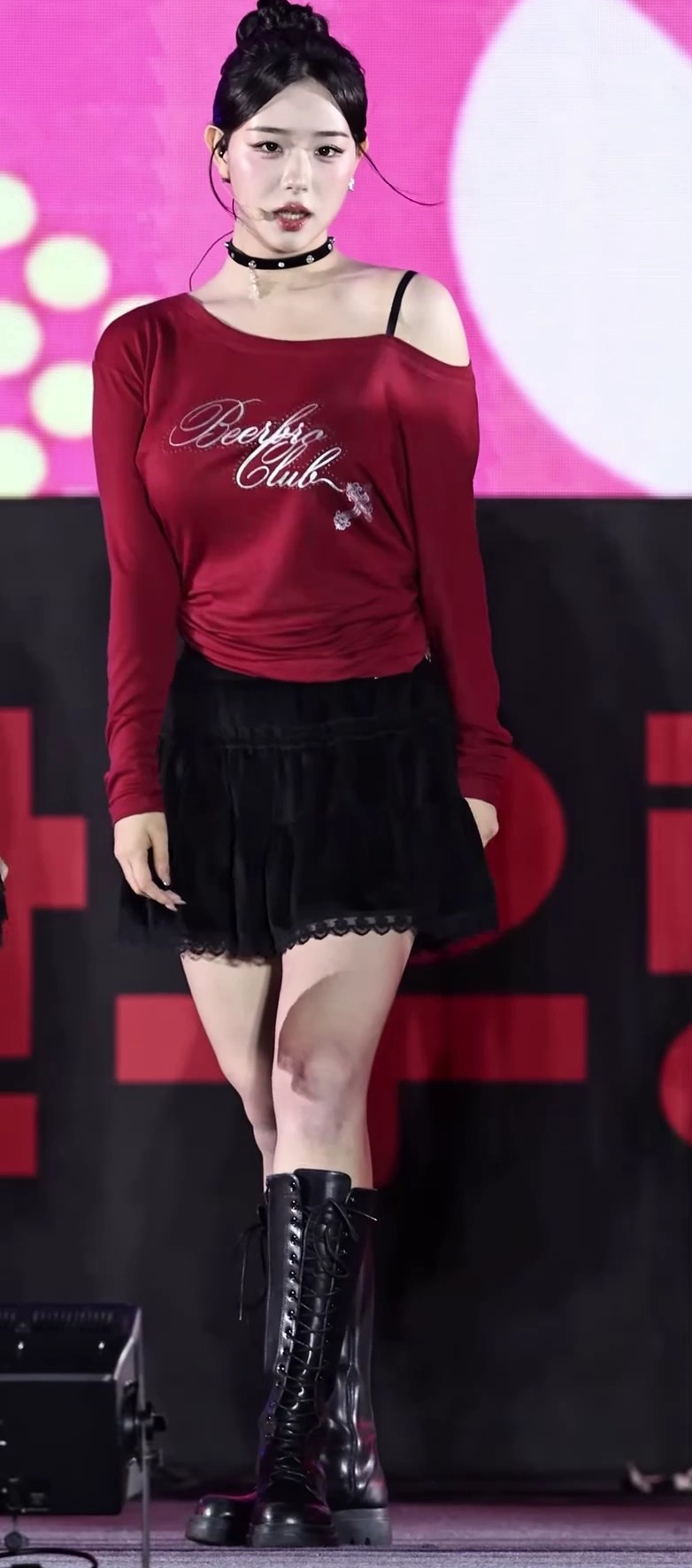 김채연 브라끈 삐져나온 오프숄더 슴부먼트 미쳤다