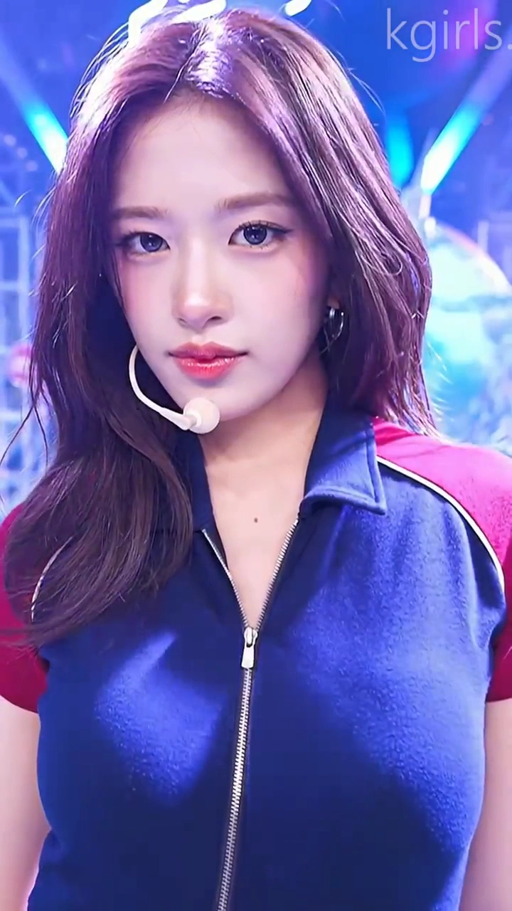 안유진 가슴라인 원피스 지퍼 따라 봉긋하게 올라와