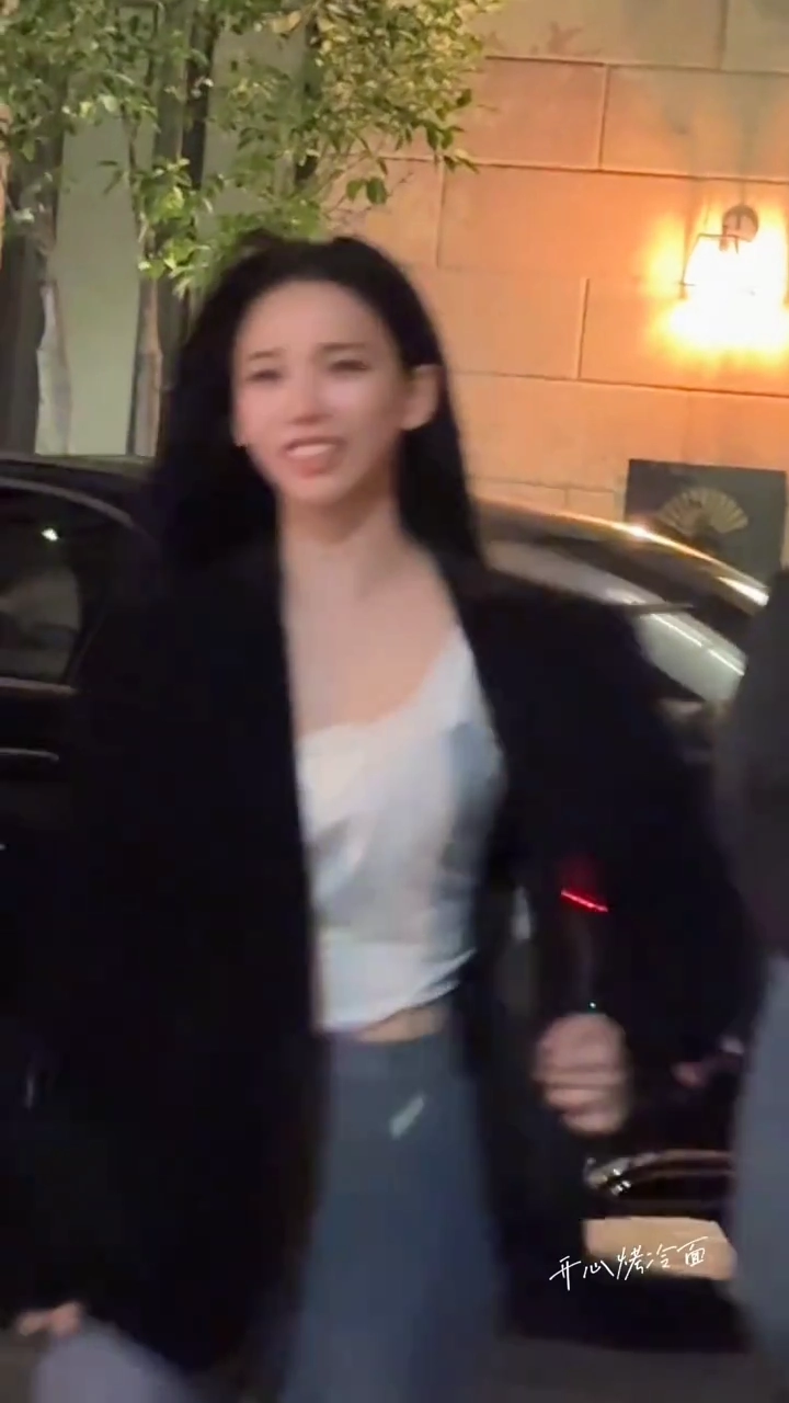 카리나 슴부먼트 자켓 안 흰티 뛰어오는 슴골 은은 파임