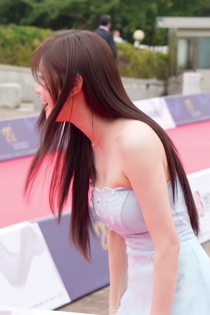 츄 오프숄더 드레스 가슴골 은근 스며드는 윗슴 곡선