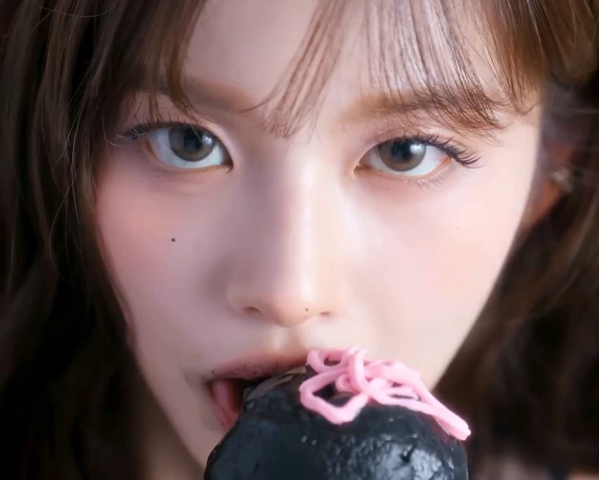 설윤 혀놀림 역대급 가슴골 노출은 덤