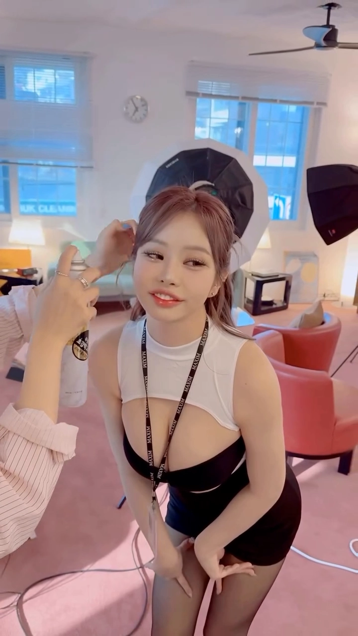 바비앙 가슴골 브라탑 흘러내림 헤어 수정 중 노출 직캠