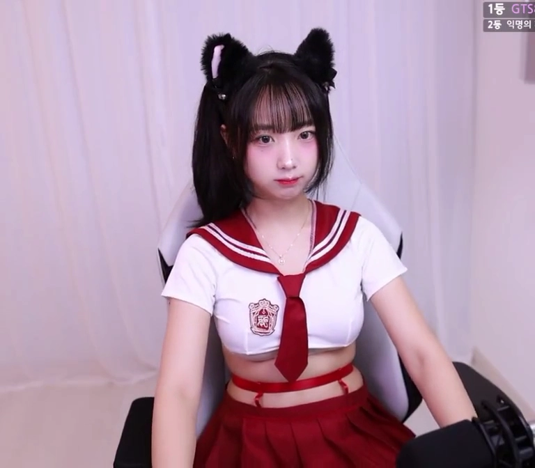 치지직 꽁주 언더붑 너무 짧은 상의에 자연스럽게 노출