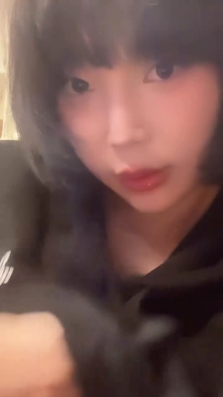 강인경 알가슴 후드티 올리며 매력어필