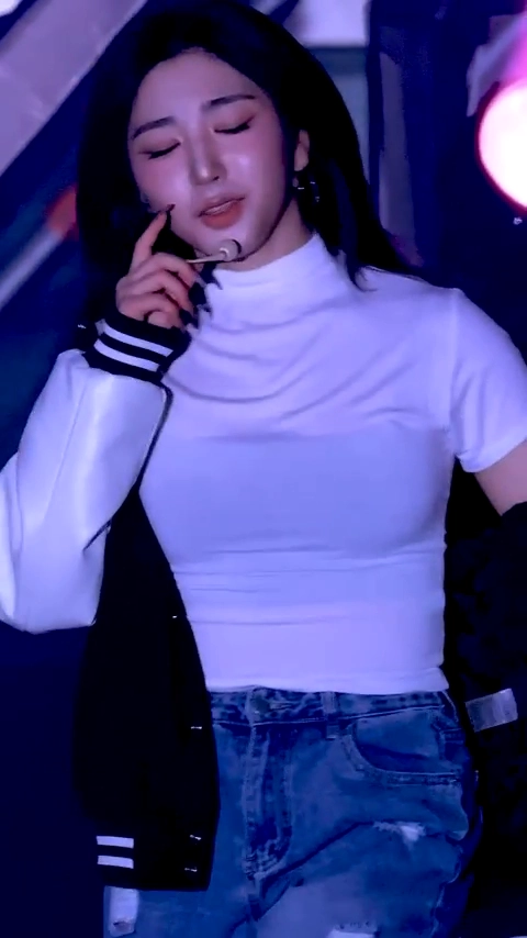 트리플에스 박소현 미드 과잠 속 시스루티 출렁거리는 순간포착