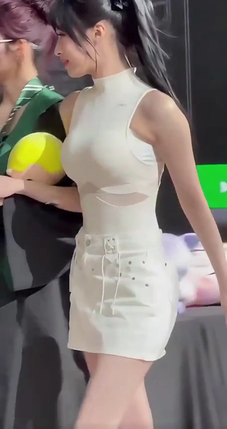 베이비몬스터 아현 미드 봉긋한 화이트 홀터넥