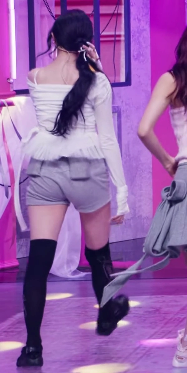 이안 엉부먼트 핫팬츠 움직임 하나로 시선 집중