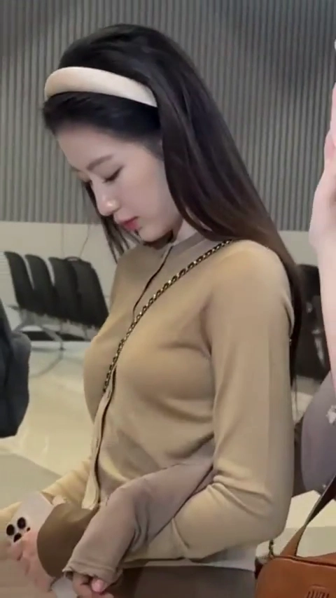 슈화 노브라 슴로스백 걸을 때마다 자연스럽게 흐르는 무빙