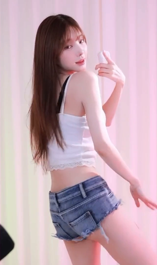 유잼이 엉밑살 대놓고 보여주는 청핫팬츠