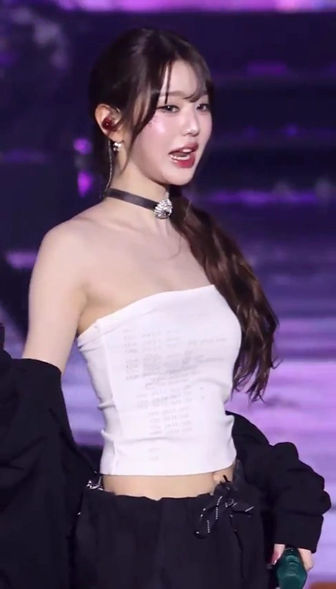 장원영 윗슴골 봉긋한 흰 튜브탑 역대급 미모