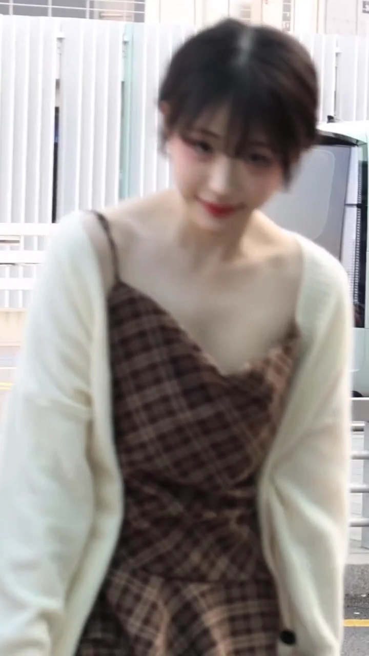 QWER 히나 가슴골까지 보이는 예의바른 인사