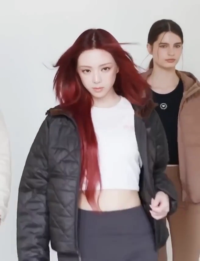 ITZY 유나 Y존 도드라진 쫀쫀한 회색 레깅스 화보촬영