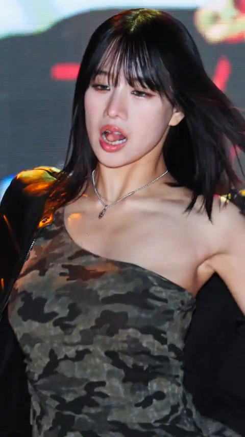 나띠 윗슴 통통 튀는 밀리터리 오프숄더