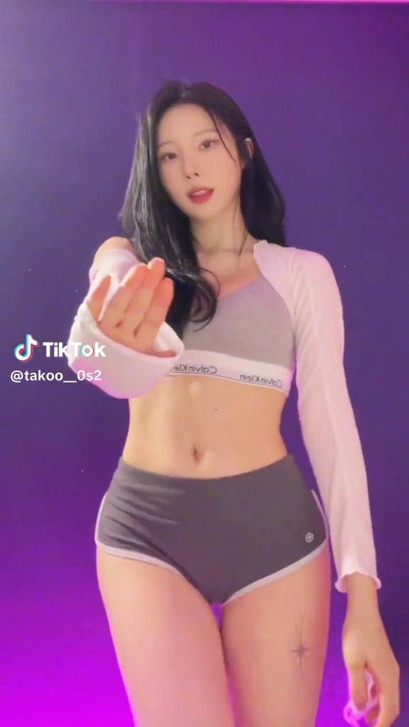 김우유 도끼자국 깊게 파인 돌핀팬츠