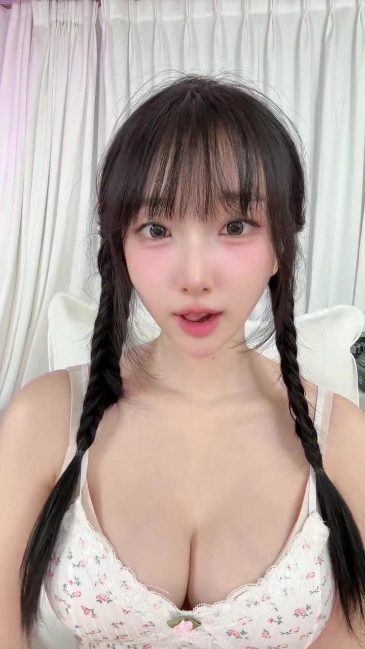 치어리더 이다연 가슴골 핏줄 보이는 끈나시