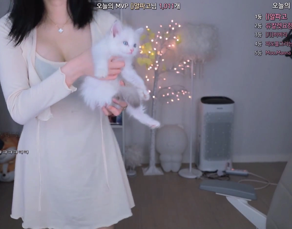 문월 가슴골 숙일때 마다 시선고정 하게 만드는 미시룩