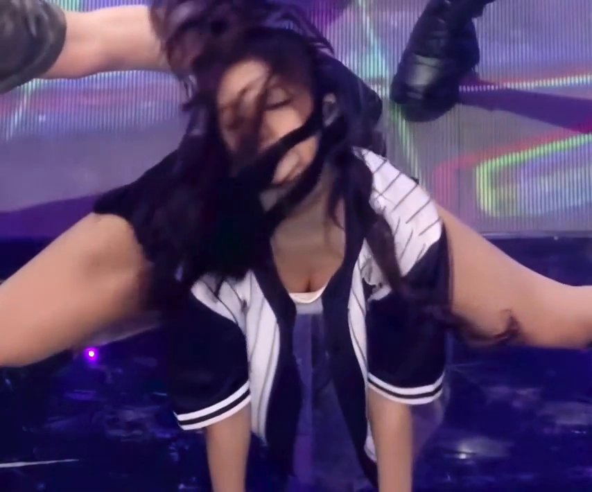 엔믹스 설윤 가슴골 바닥 짚는 안무 순간 포착