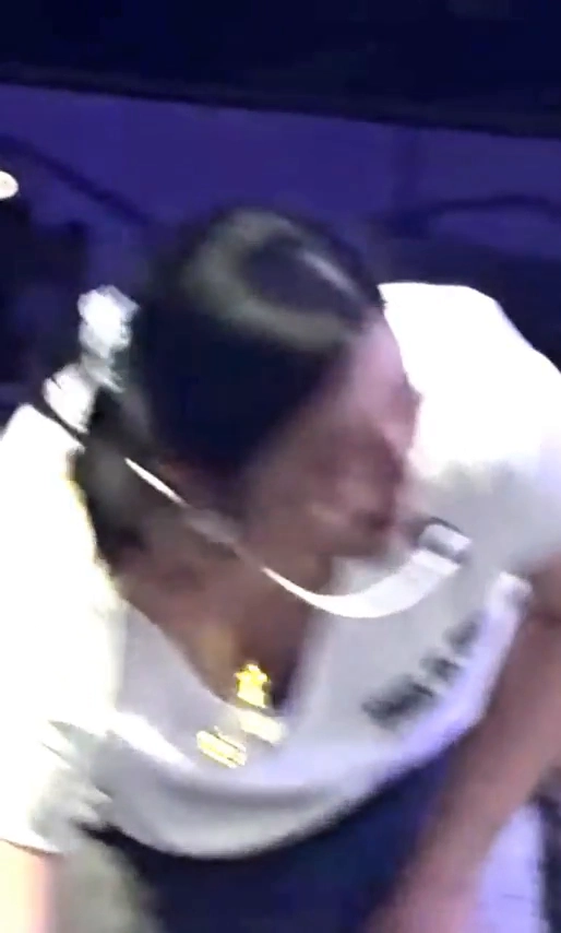 정연 가슴골 헐렁한 티셔츠 입고 숙이자마자 노출