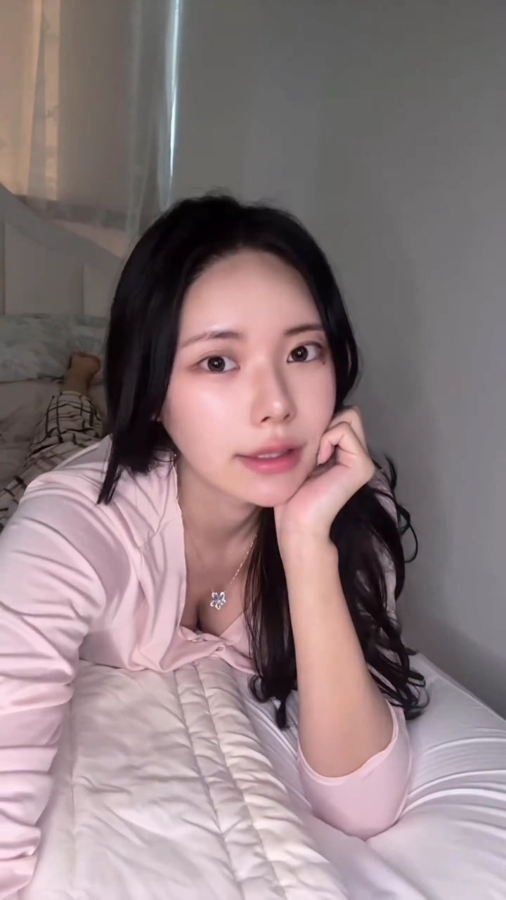 윤든 미드 묵직하게 담아준 언더웨어 반전 몸매