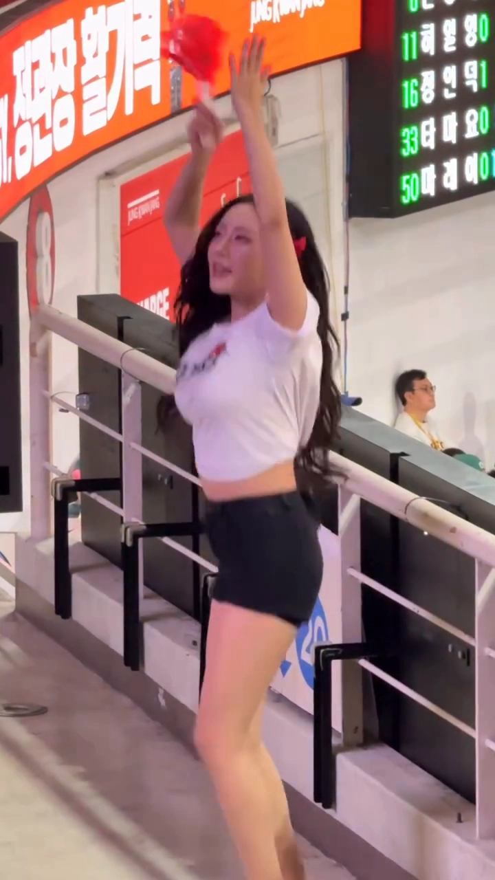 김민주 가슴 점프 할때마다 드리블