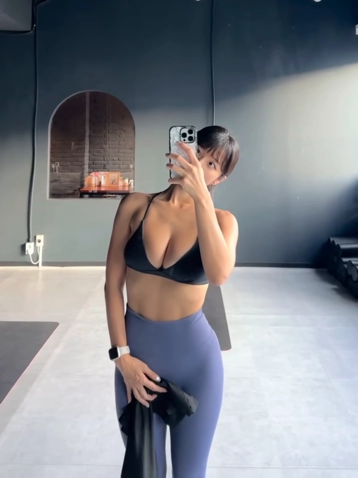 요가강사 공우솜 가슴골 돋보인 브라탑