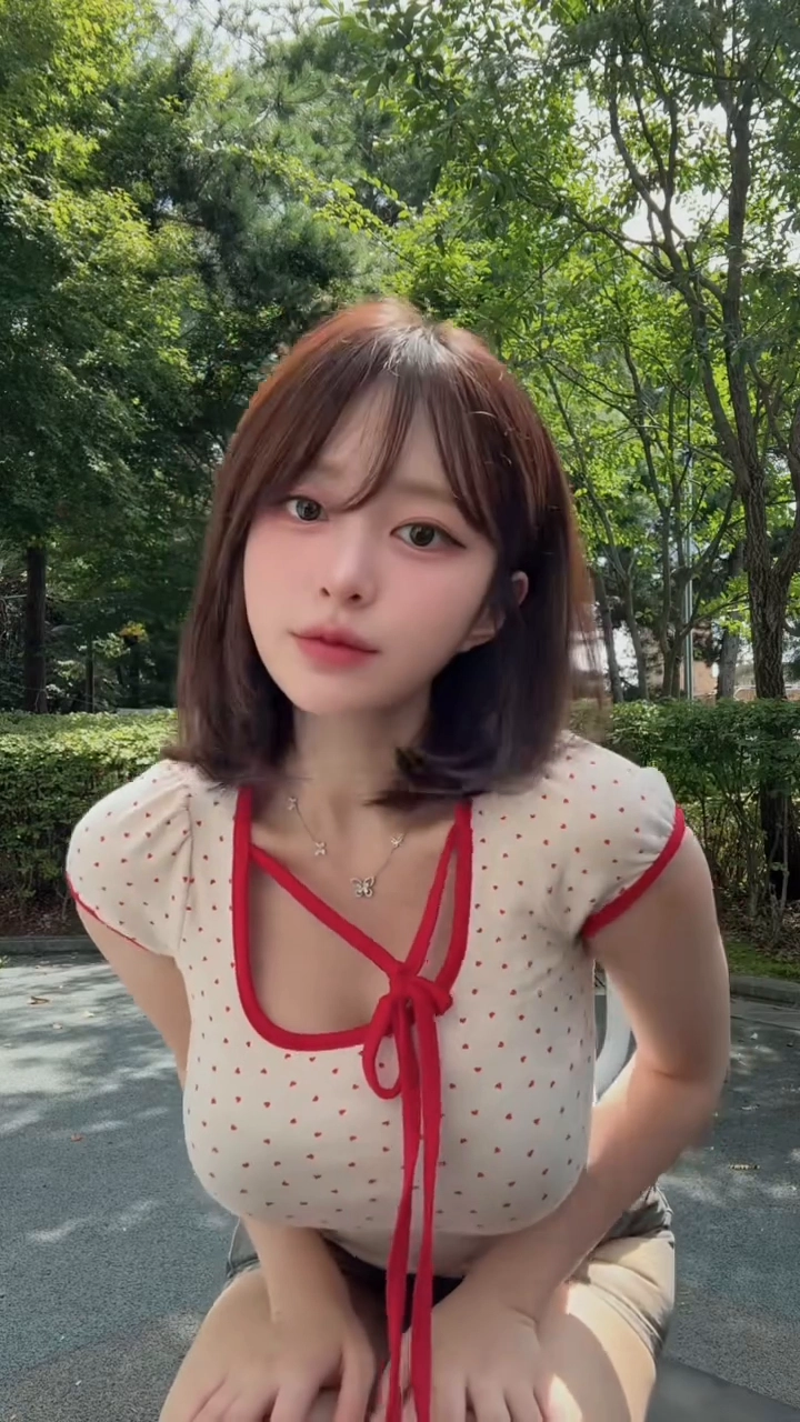 김빵귤 가슴 밀착티에 남다른 묵직함 어필