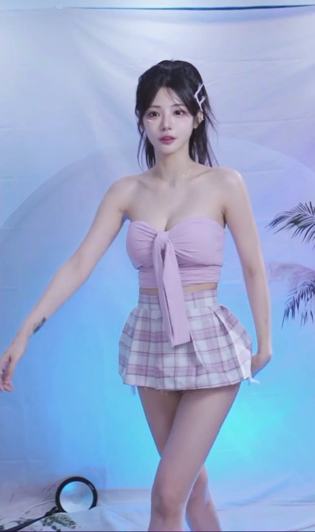 박틸다 엉밑살 보일 수 밖에 없는 치마 길이