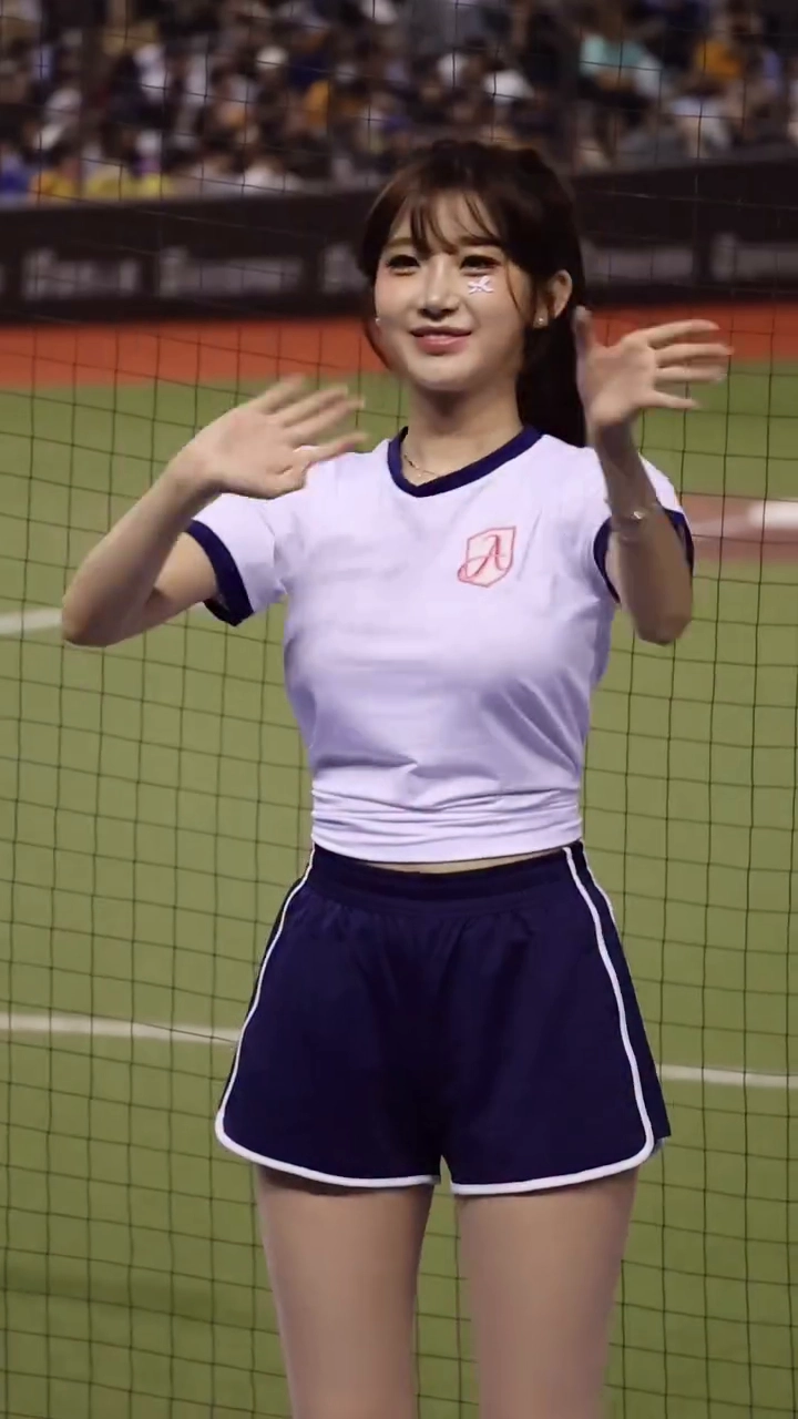 치어리더 이주은 미드 손인사 하자 좌우로 요동쳐