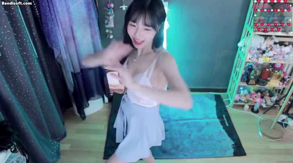 수련수련 가슴골 찰랑이는 레이스 브라렛