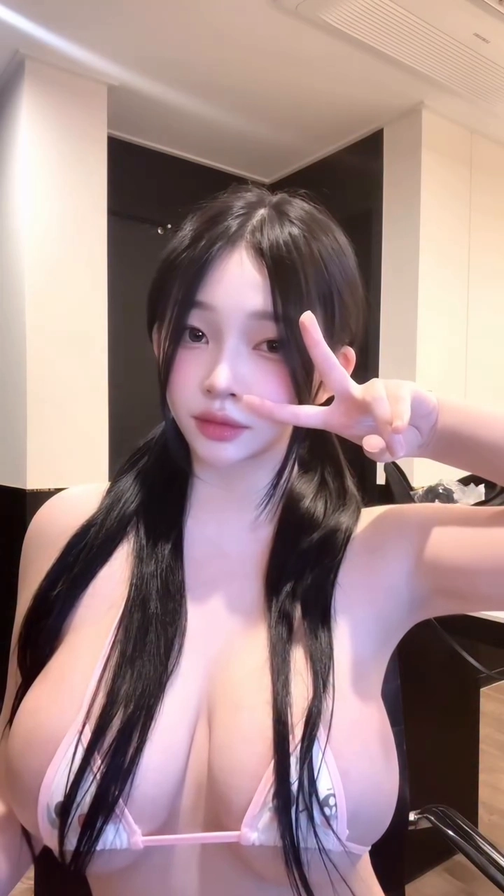 조하윤 꼭지 겨우 가린 마이크로 애니 비키니