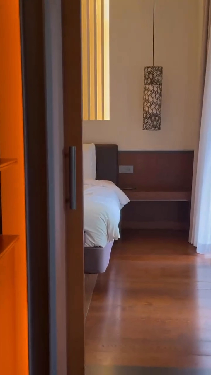 김우현 꼭노 직전까지 깊게 파인 원피스