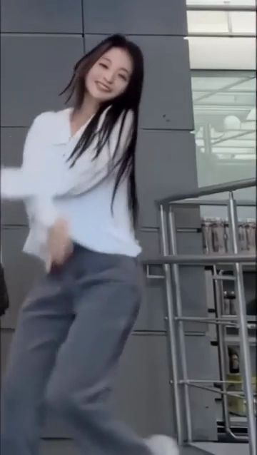 프로미스나인 이나경 언더붑 챌린지 중 노출