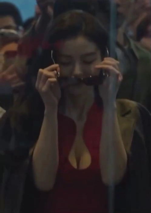 김유정 가슴골 입장과 동시에 시선 집중