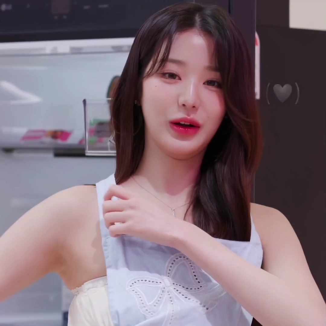 아이브 장원영 겨드랑이 앞치마 걸칠때 초고화질 포착