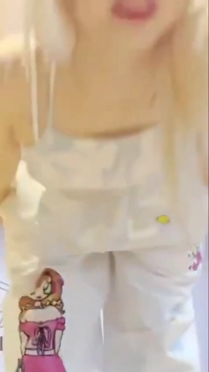 라잇썸 나영 가슴골 숙이면서 살짝 방심