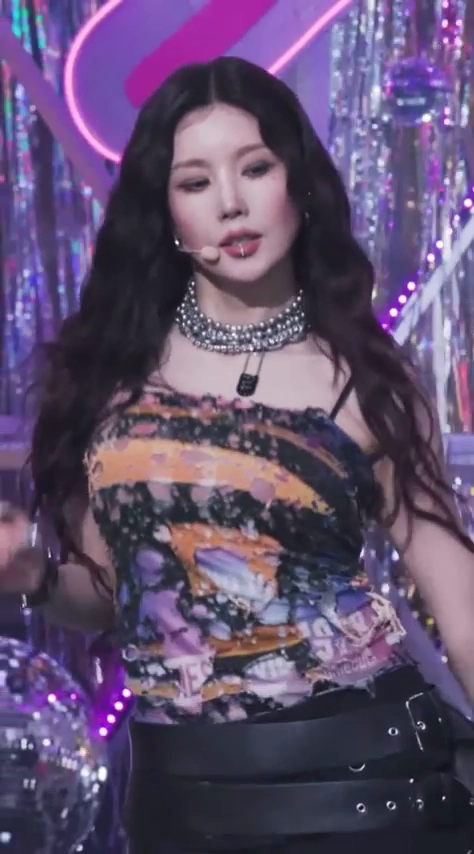 권은비 가슴 바운스 걷기만 해도 드러나는 묵직함