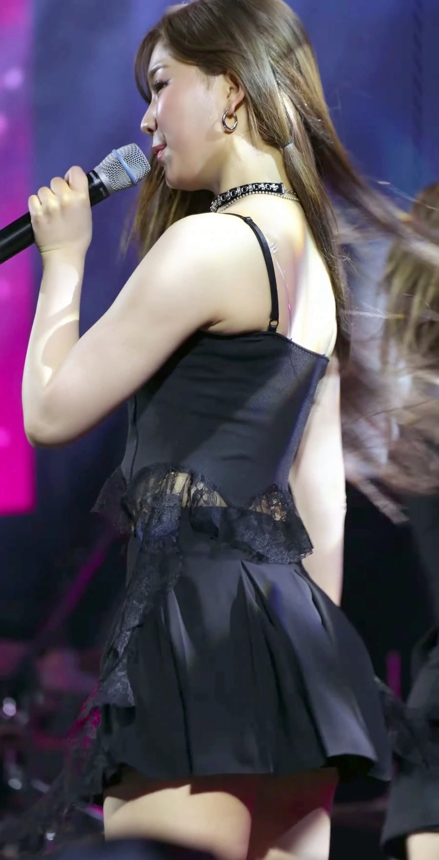 스테이씨 아이사 엉밑살 턴하는 동작에 선명히 잡혀