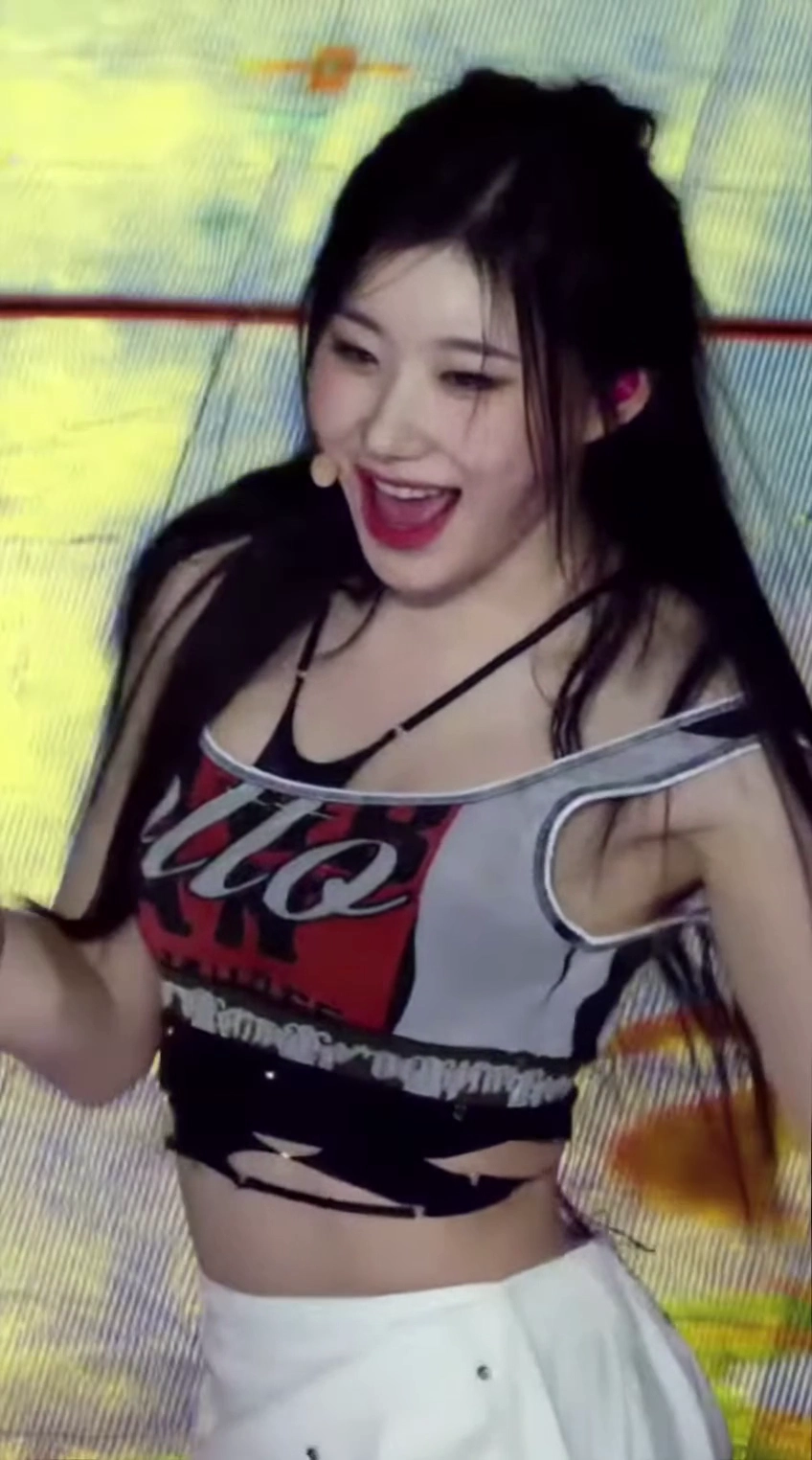 있지 채령 윗가슴 어깨끈 내려가며 노출