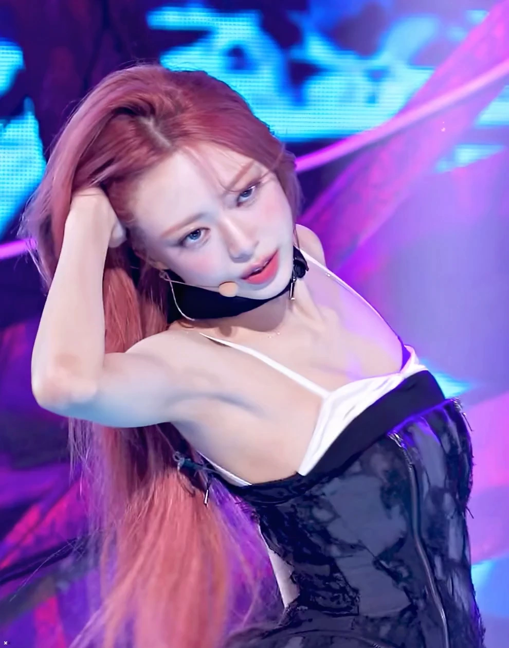 유나 야드랑이 보여주는 민소매 착장 웨이브