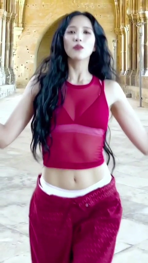 트와이스 미나 가슴골 과감한 노출 빨간 시스루 속 스포츠브라