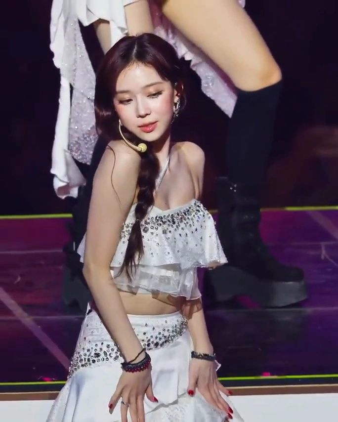 에스파 윈터 윗슴골 몽글거리는 화이트 원홀터넥