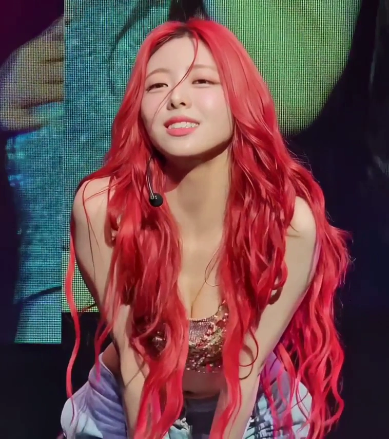 있지 유나 가슴골 깊게 파인 반짝이 나비 브라탑