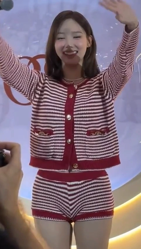 나연 Y존 도톰하게 잡힌 빨간 줄무늬 니트핫팬츠