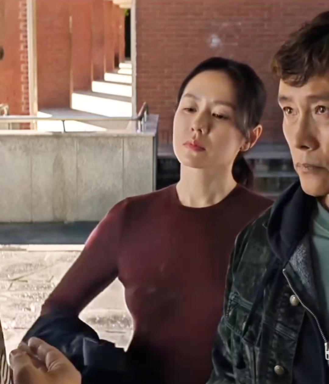 어쩔수없다 손예진 꼭지 선명하게 튀어나와