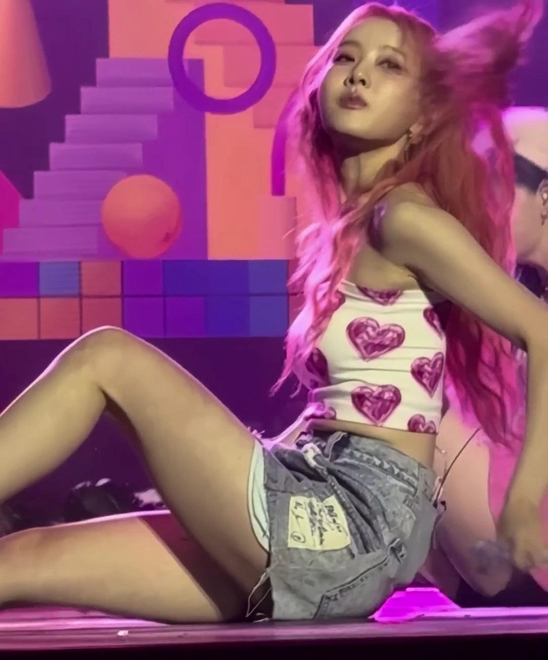 스테이씨 시은 미드 봉긋하게 올라온 튜브탑