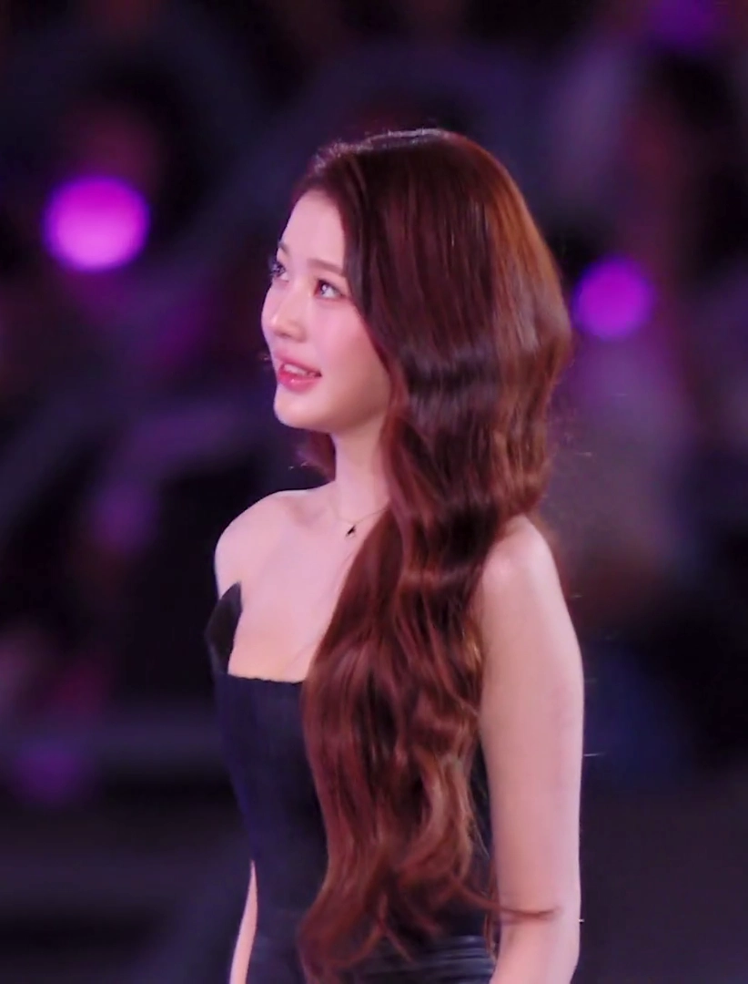 장원영 윗가슴 찰랑이는 AAA 시상식 오프솔더 드레스