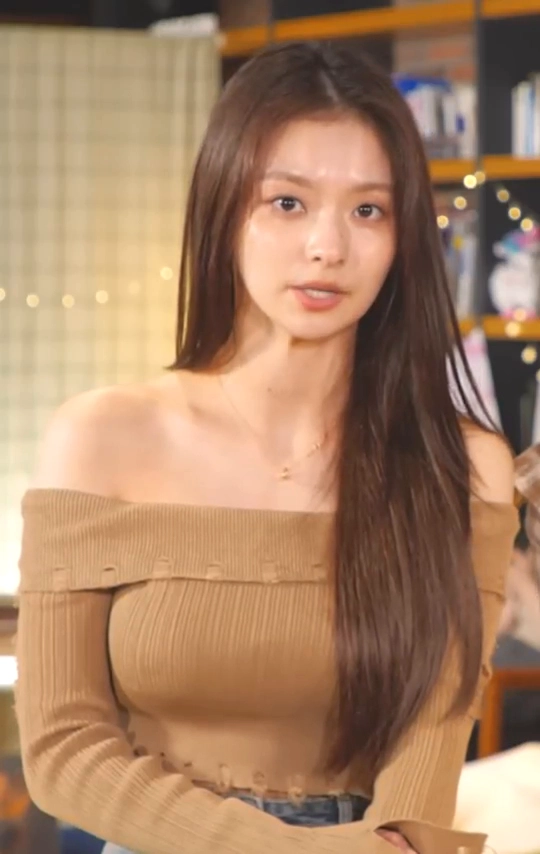 프미나 이나경 가슴 봉긋함 어필 오프솔더