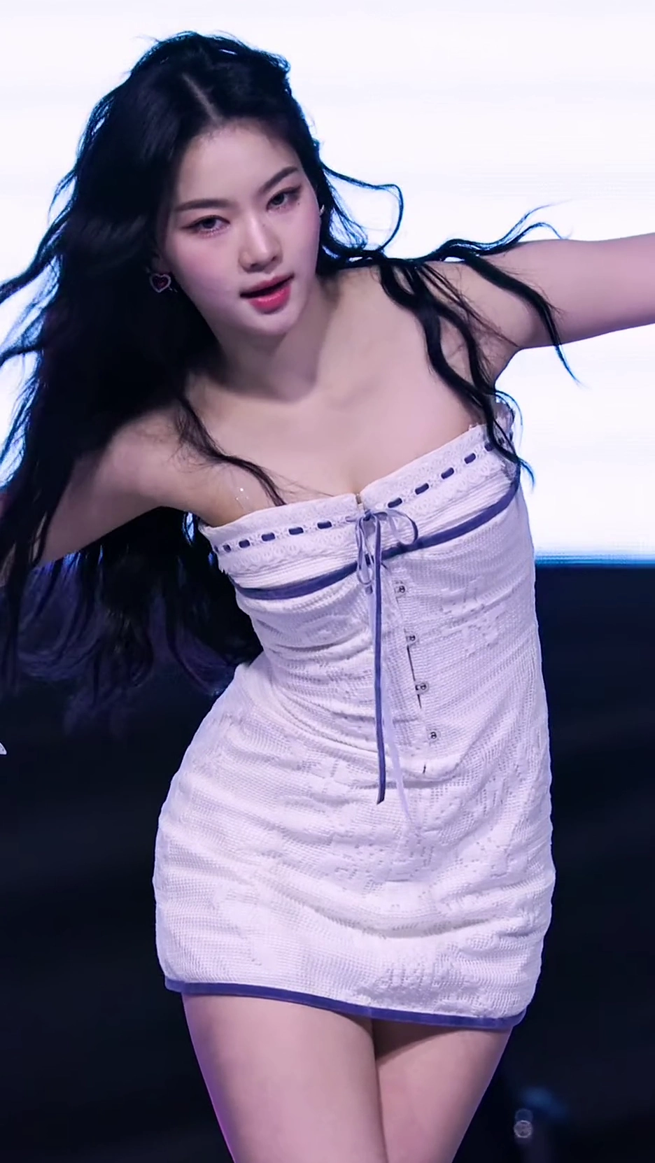 스테이씨 아이사 가슴골 앞으로 숙이는 안무따라 깊게 파여